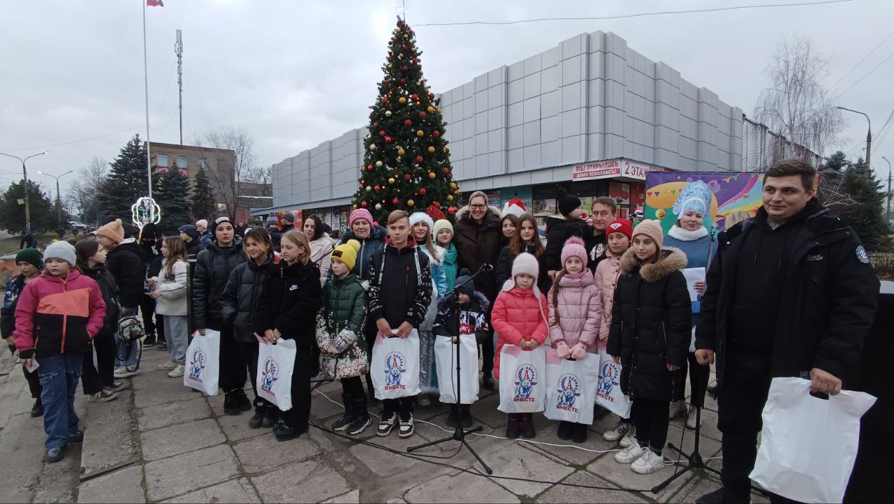 Главная Ёлка Акимовского района зажгла свои новогодние огни.