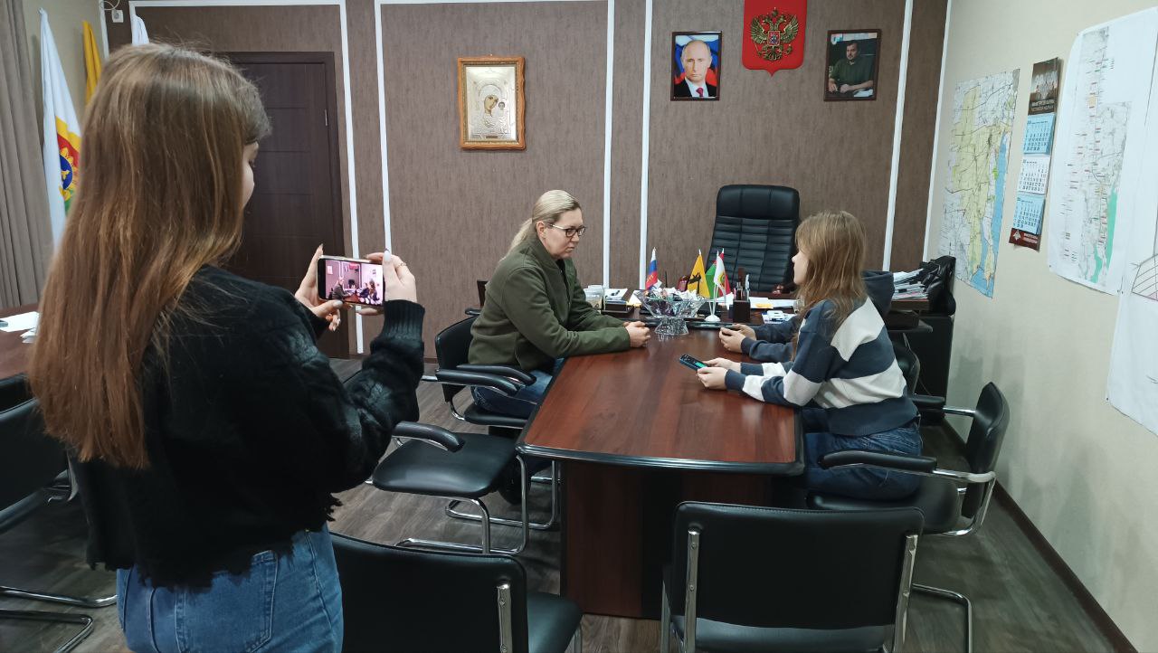 У главы Акимовского муниципального окурга Юлии Губановой в гостях команда Юный журналист из Акимовской 27-ой школы.