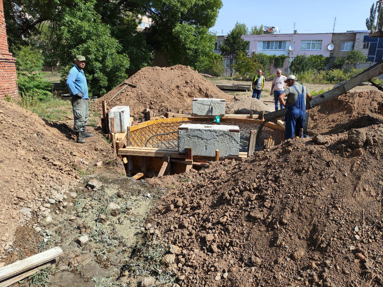 Под башню Рожновского в районе Пожарки заливают фундамент.