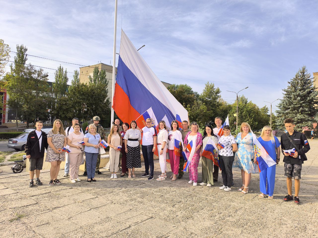 Государственный флаг Российской Федерации в Акимовском районе торжественно поднят.