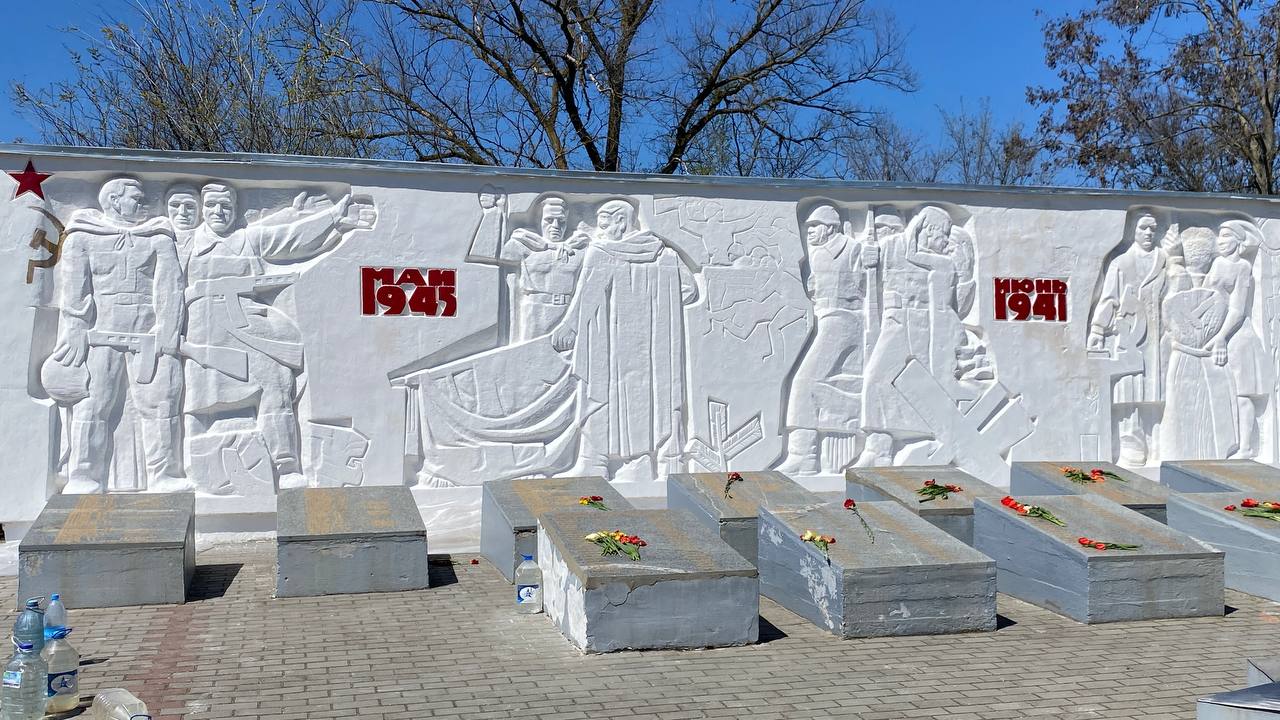 В Акимовском муниципальном округе прошла масштабная акция по приведению в порядок памятных мест.