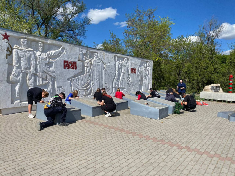 Каждое имя павшего в годы Великой Отечественной войны ребята бережно навели золотой краской. Каждое имя павшего в годы Великой Отечественной войны ребята бережно навели золотой краской.