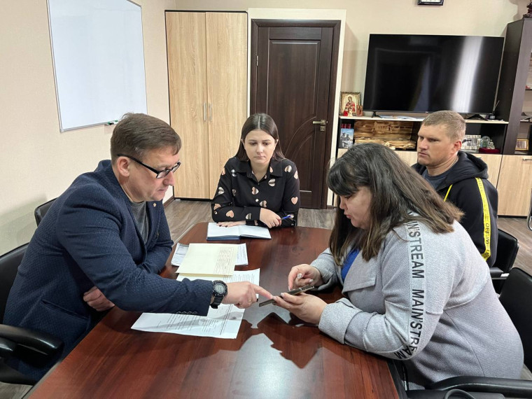 Глава Акимовского муниципального округа Александр Трудоношин провел личный приём граждан.. Глава Акимовского муниципального округа Александр Трудоношин провел личный приём граждан..