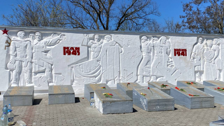 В Акимовском муниципальном округе прошла масштабная акция по приведению в порядок памятных мест. В Акимовском муниципальном округе прошла масштабная акция по приведению в порядок памятных мест.