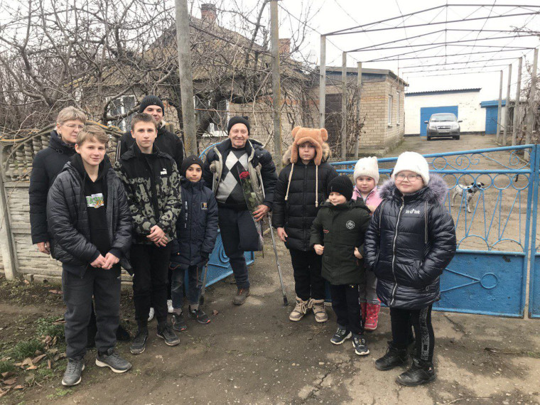 Живые цветы вручили афганцам. Живые цветы вручили афганцам.