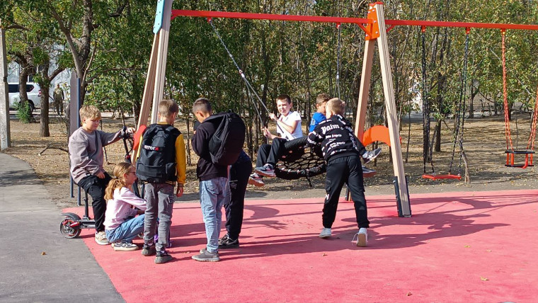 На новой детской площадке в центральном парке Акимовки установят освещение.