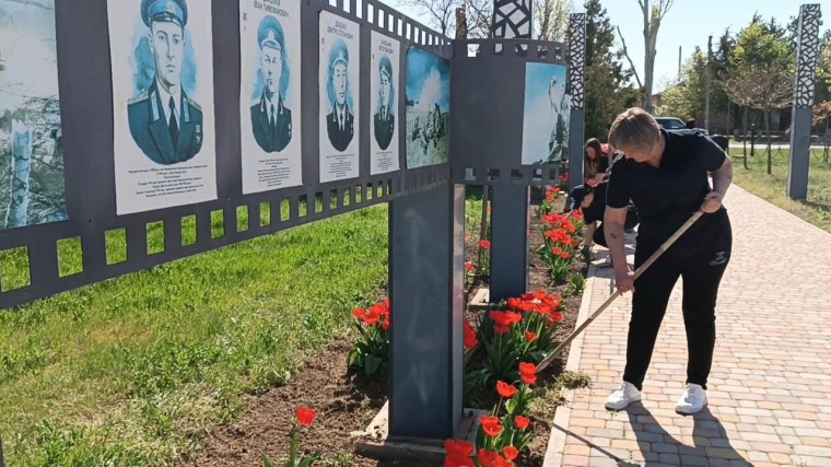Сотрудники Акимовской прокуратуры привели в порядок мемориал и Аллею Славы.