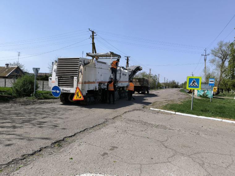 Ремонт дорог пришел в села Переможное и Таврийское.
