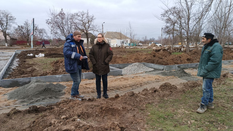 Команда Президента помогает - в центральном парке Акимовки продолжаются работы по благоустройству.