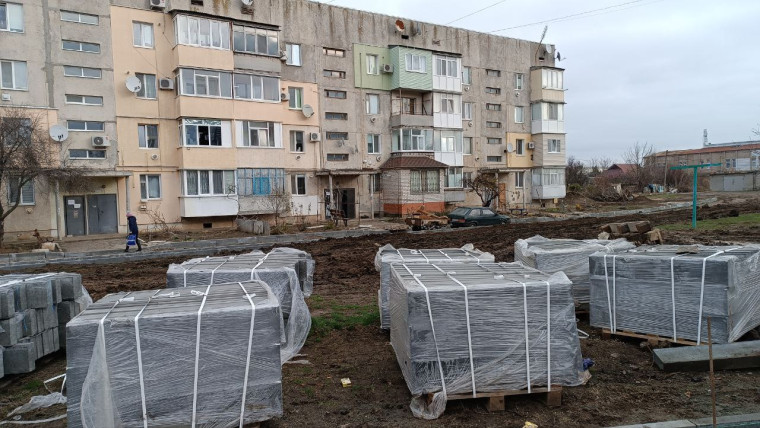 В Акимовке продолжается благоустройство домовых территорий.