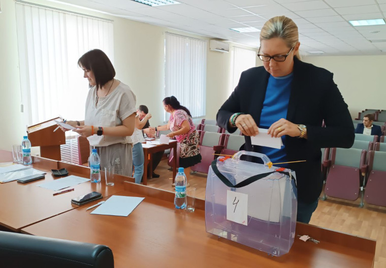 Прошло Организационное собрание депутатов Акимовского окружного совета первого созыва.