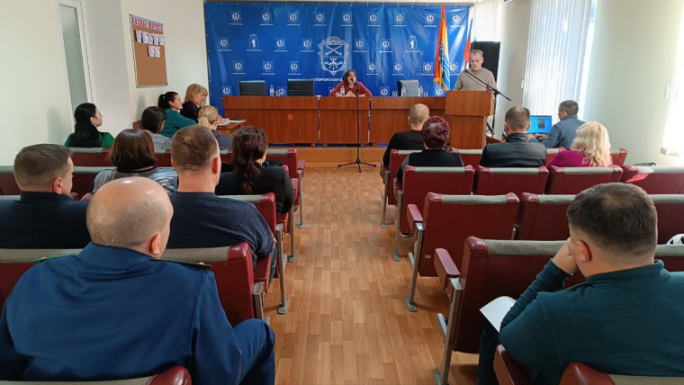 На внеочередное заседание собрались депутаты Акимовского окружного Совета.