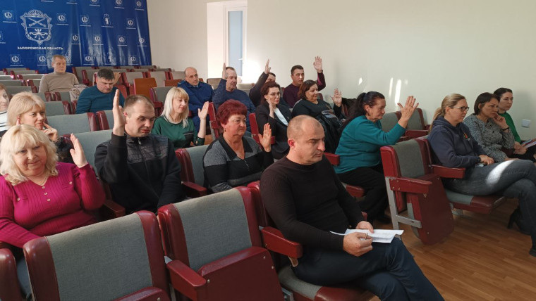 На внеочередное заседание собрались депутаты Акимовского окружного Совета.